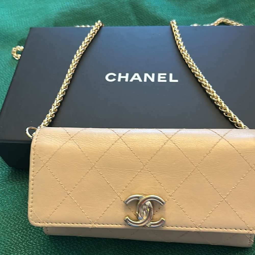 Chanel Wallet Twist Lock Cream Women’s Leather CC Gold Tone Authentic